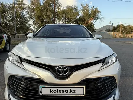 Toyota Camry 2018 года за 13 200 000 тг. в Шымкент – фото 2