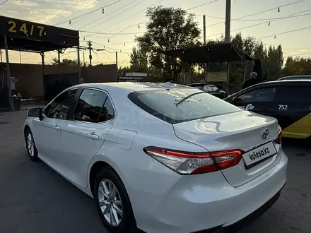 Toyota Camry 2018 года за 13 200 000 тг. в Шымкент – фото 6