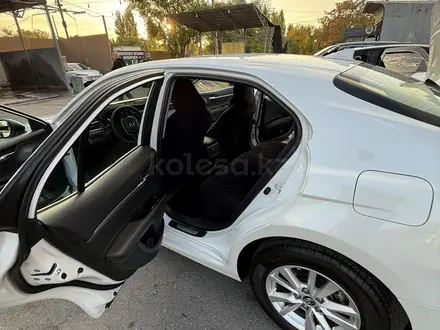 Toyota Camry 2018 года за 13 200 000 тг. в Шымкент – фото 9