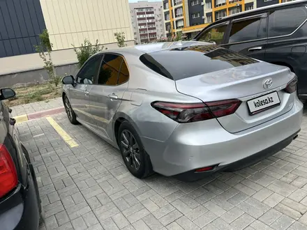 Toyota Camry 2019 года за 7 500 000 тг. в Актобе – фото 2