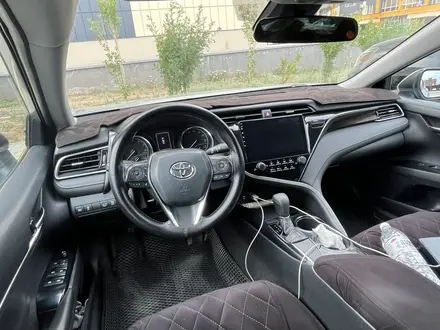 Toyota Camry 2019 года за 7 500 000 тг. в Актобе – фото 5