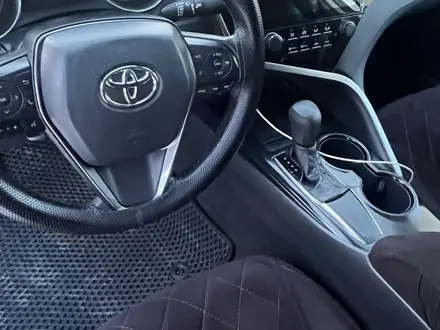 Toyota Camry 2019 года за 7 500 000 тг. в Актобе – фото 3