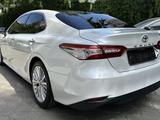 Toyota Camry 2019 года за 16 500 000 тг. в Алматы – фото 2