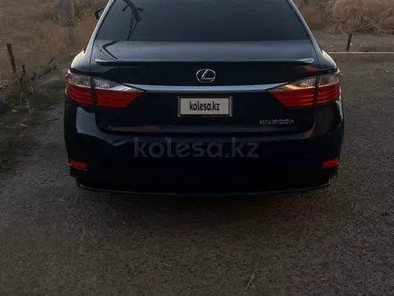 Lexus ES 300h 2013 года за 8 000 000 тг. в Атырау – фото 4