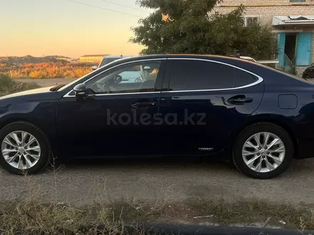 Lexus ES 300h 2013 года за 8 000 000 тг. в Атырау – фото 2