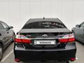 Toyota Camry 2017 года за 13 300 000 тг. в Атырау – фото 2