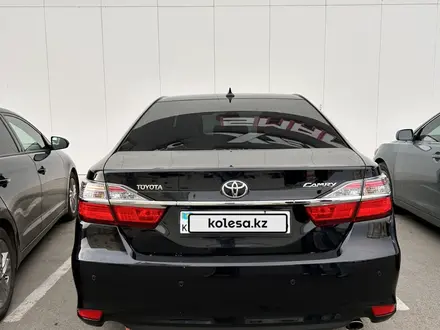 Toyota Camry 2017 года за 13 300 000 тг. в Атырау – фото 2