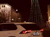Toyota RAV4 2022 года за 15 300 000 тг. в Атырау – фото 2