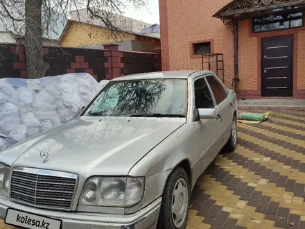 Mercedes-Benz E 220 1993 года за 1 700 000 тг. в Каргалы – фото 2