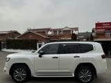 Toyota Land Cruiser 2022 года за 59 000 000 тг. в Алматы – фото 4