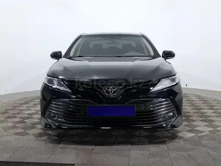 Toyota Camry 2019 года за 8 990 000 тг. в Астана – фото 2
