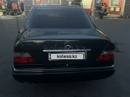 Mercedes-Benz E 220 1993 года за 2 100 000 тг. в Талдыкорган – фото 2