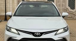 Toyota Camry 2022 года за 15 456 000 тг. в Уральск – фото 2