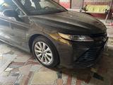 Toyota Camry 2020 года за 13 600 000 тг. в Алматы – фото 3