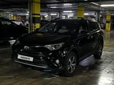 Toyota RAV4 2018 годаfor11 900 000 тг. в Астана