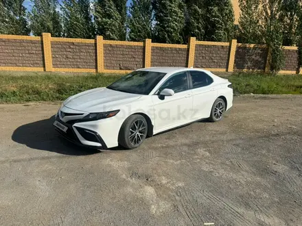 Toyota Camry 2023 года за 15 000 000 тг. в Актобе – фото 3