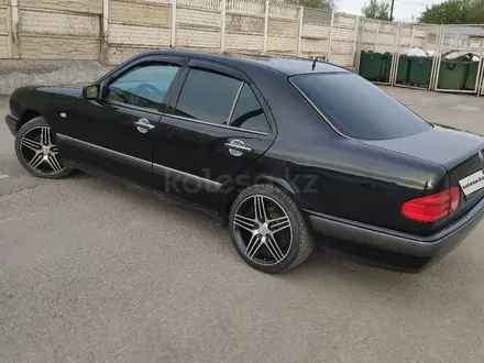Mercedes-Benz E 240 1998 года за 2 650 000 тг. в Караганда – фото 2