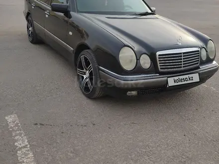 Mercedes-Benz E 240 1998 года за 2 650 000 тг. в Караганда – фото 3