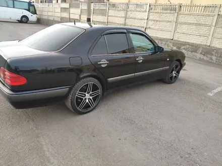 Mercedes-Benz E 240 1998 года за 2 650 000 тг. в Караганда – фото 4