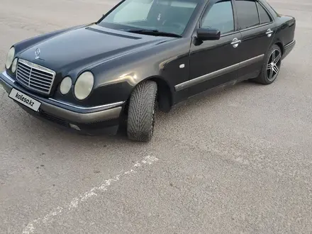 Mercedes-Benz E 240 1998 года за 2 650 000 тг. в Караганда