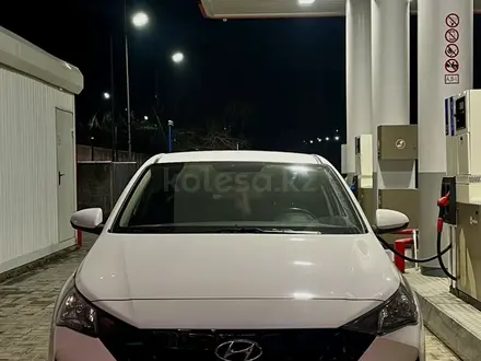 Hyundai Accent 2021 года за 8 800 000 тг. в Алматы – фото 3