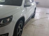 Volkswagen Tiguan 2015 года за 9 800 000 тг. в Актобе – фото 4