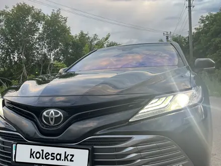 Toyota Camry 2018 года за 14 900 000 тг. в Петропавловск – фото 2