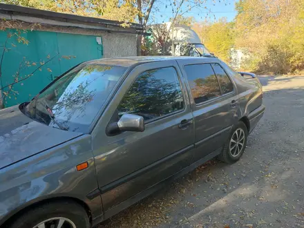 Volkswagen Vento 1995 года за 1 350 000 тг. в Караганда – фото 2