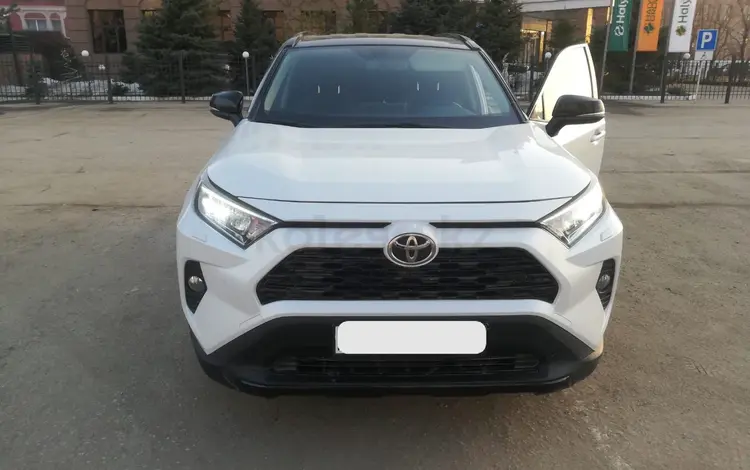 Toyota RAV4 2021 года за 16 000 000 тг. в Актобе