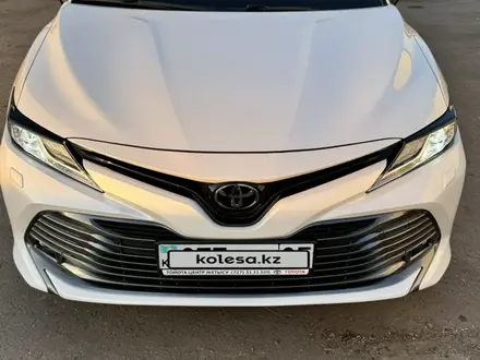 Toyota Camry 2020 года за 16 800 000 тг. в Алматы – фото 2