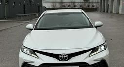 Toyota Camry 2021 года за 14 300 000 тг. в Актобе