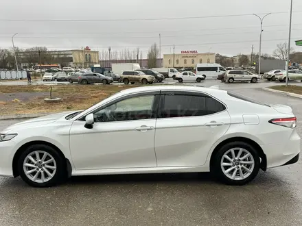 Toyota Camry 2021 года за 14 300 000 тг. в Актобе – фото 8