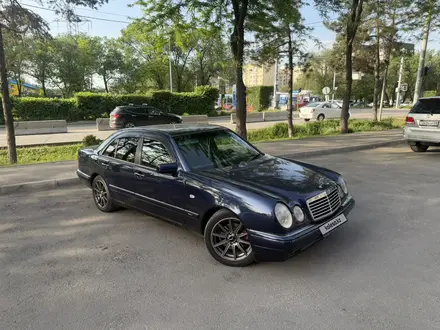 Mercedes-Benz E 320 1996 года за 2 900 000 тг. в Алматы – фото 2