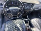 Hyundai Solaris 2018 года за 5 800 000 тг. в Актобе – фото 5
