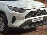 Toyota RAV4 2021 года за 13 800 000 тг. в Алматы