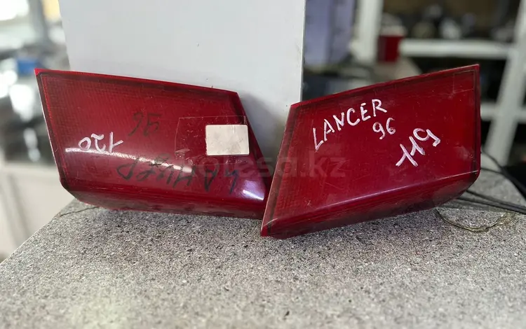 Задний фонарь в крышку багажника Mitsubishi Lancer 1996 Г.В. Оригинал за 5 000 тг. в Караганда