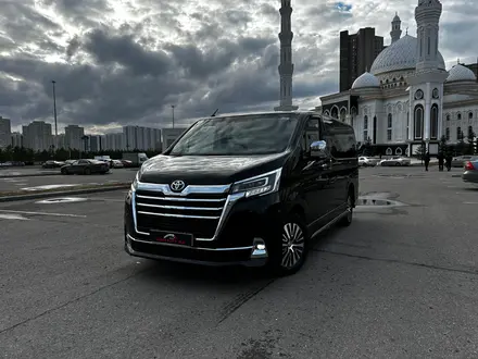 Toyota Granvia 2022 года за 41 500 000 тг. в Астана