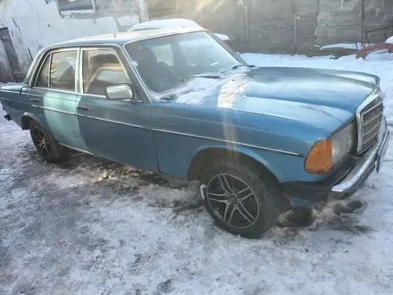 Mercedes-Benz E 220 1980 года за 600 000 тг. в Караганда – фото 2