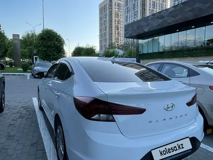 Hyundai Elantra 2019 года за 8 300 000 тг. в Алматы – фото 3