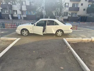 Mercedes-Benz E 230