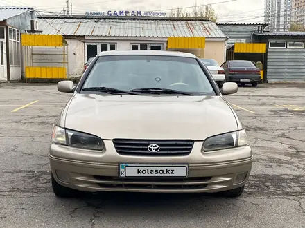 Toyota Camry 1998 года за 3 500 000 тг. в Алматы – фото 3