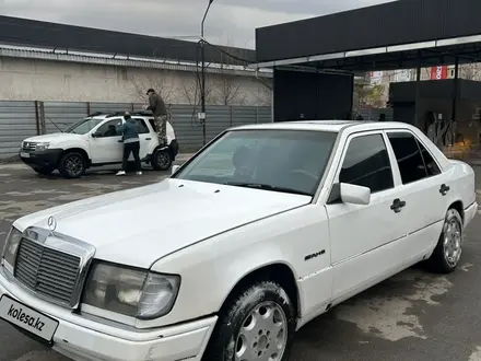 Mercedes-Benz E 220 1990 года за 1 400 000 тг. в Талдыкорган