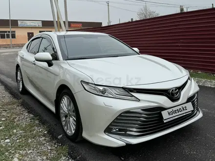 Toyota Camry 2019 года за 15 600 000 тг. в Шымкент – фото 2