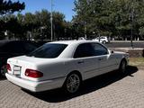 Mercedes-Benz E 320 1999 года за 3 900 000 тг. в Астана – фото 2