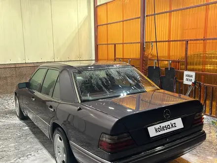 Mercedes-Benz E 320 1993 года за 2 450 000 тг. в Алматы – фото 4