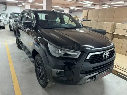 Toyota Hilux 2024 года за 30 900 000 тг. в Астана – фото 2