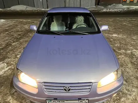 Toyota Camry 1998 года за 3 150 000 тг. в Актобе – фото 2