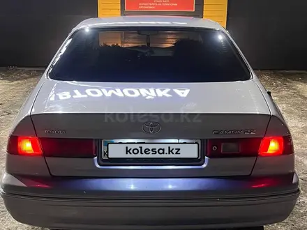 Toyota Camry 1998 года за 3 150 000 тг. в Актобе – фото 3