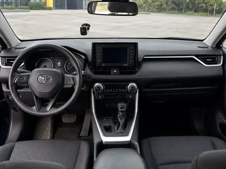 Toyota RAV4 2020 года за 9 400 000 тг. в Актобе – фото 4