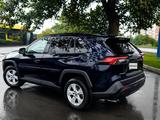 Toyota RAV4 2020 года за 9 400 000 тг. в Актобе – фото 2